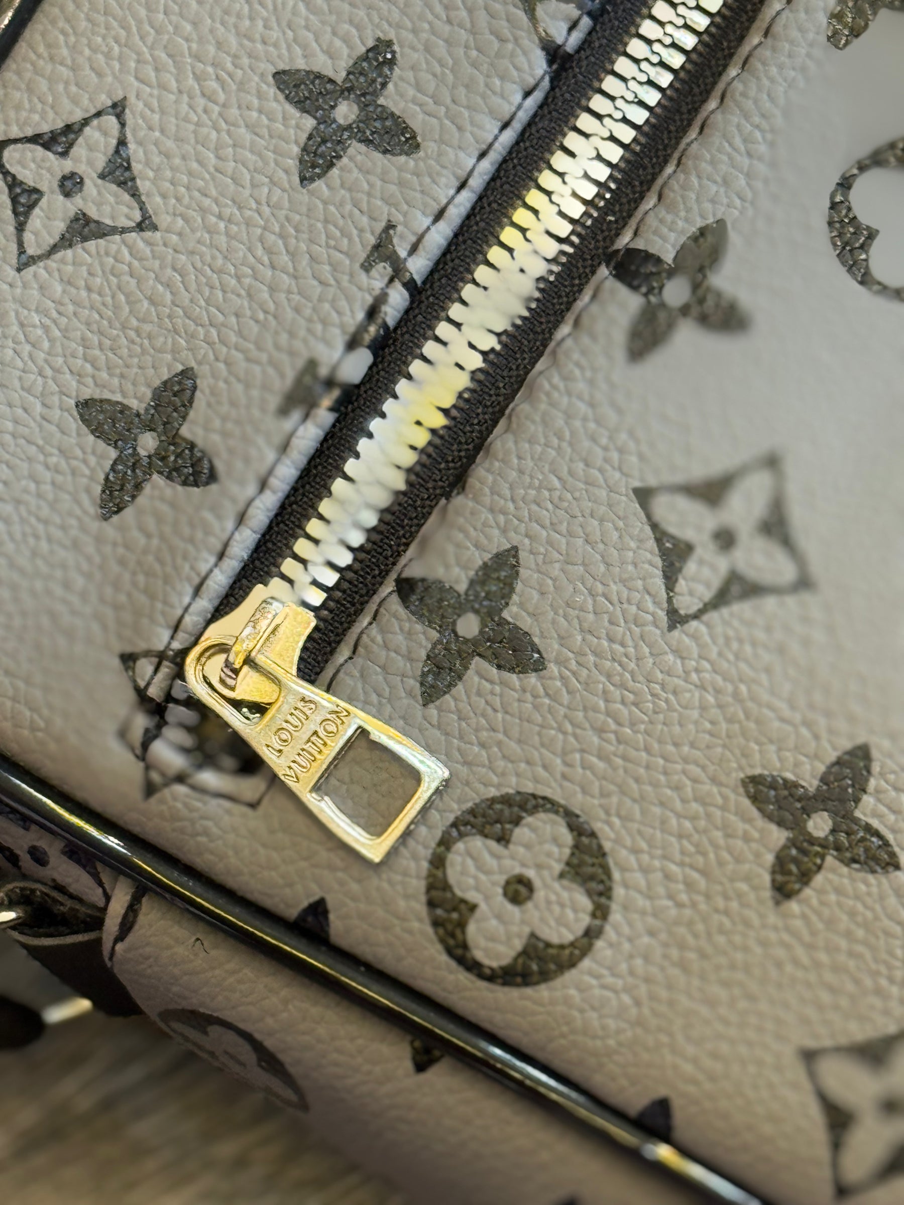 Bag Lateral LV - Cinza