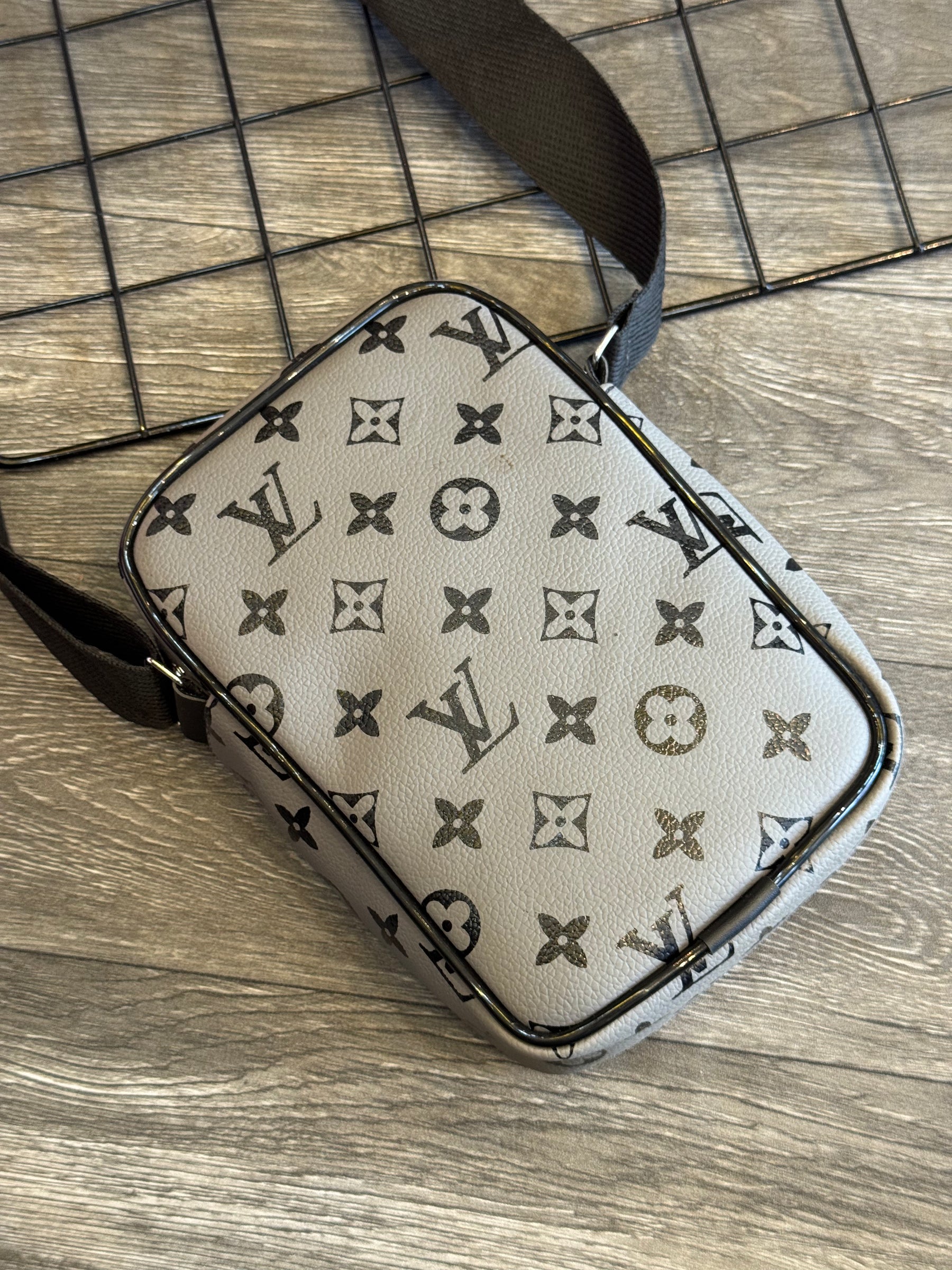 Bag Lateral LV - Cinza