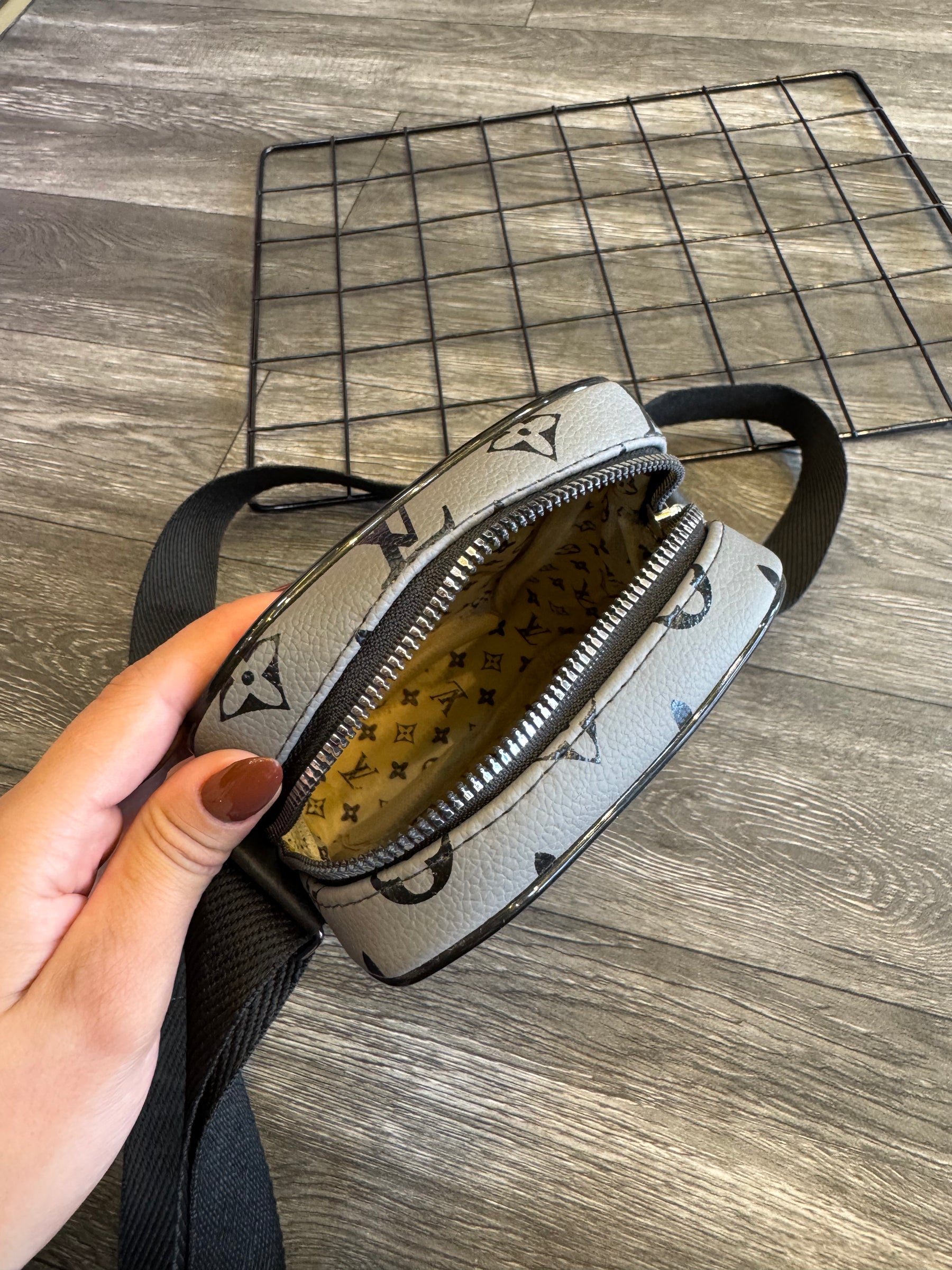 Bag Lateral LV - Cinza