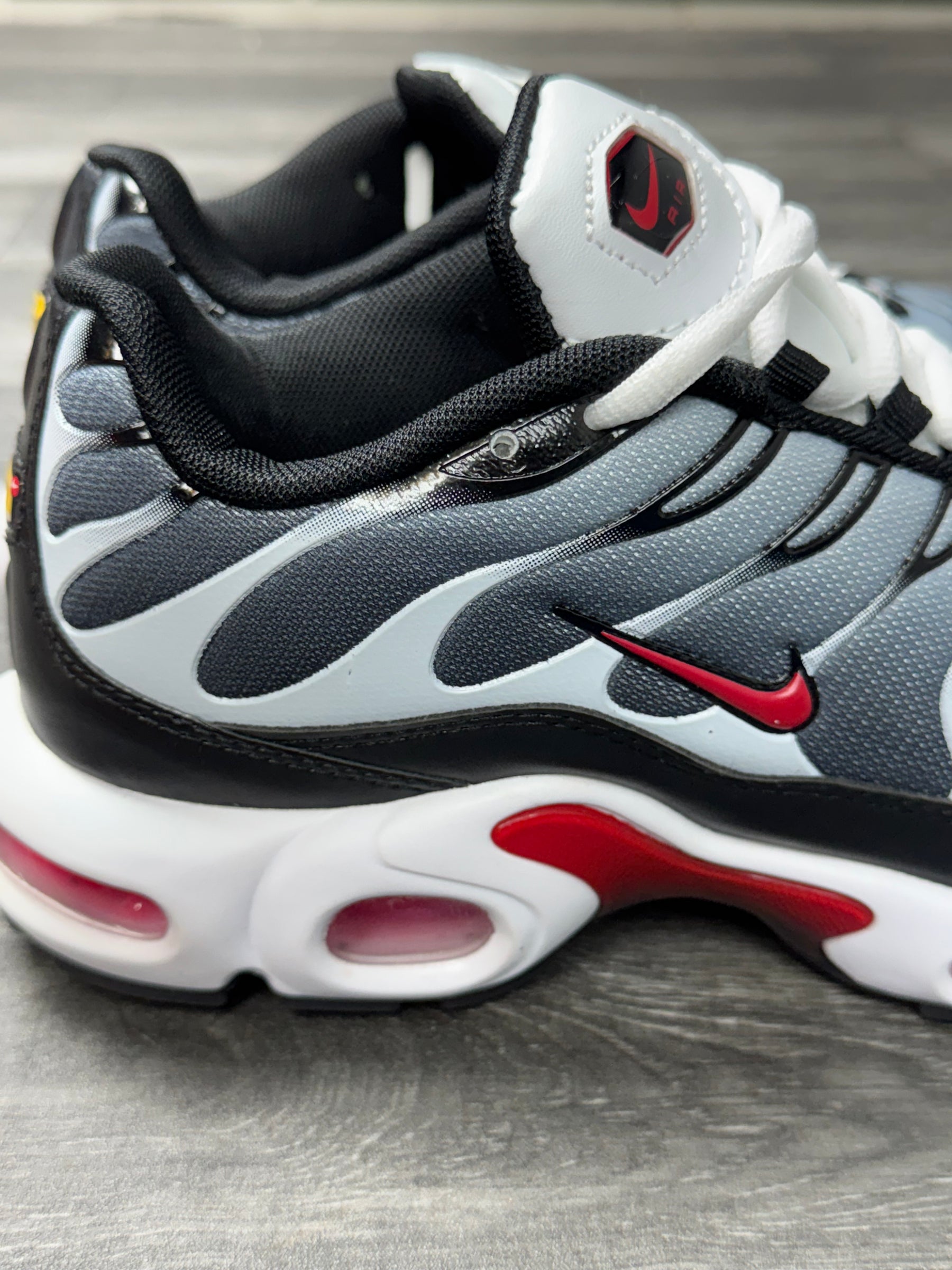 NK Air Max Plus - Puro Sangue